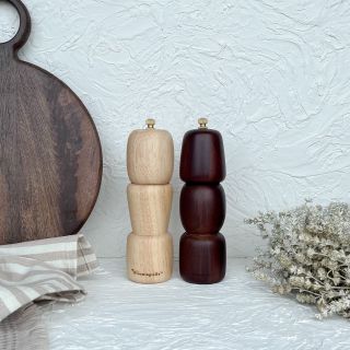 Nejde nemilovat! Zlatý šroubek na vrchu je podle mě přesně to, proč na detailech záleží 🤎 set mlýnku na pepř a sůl u...